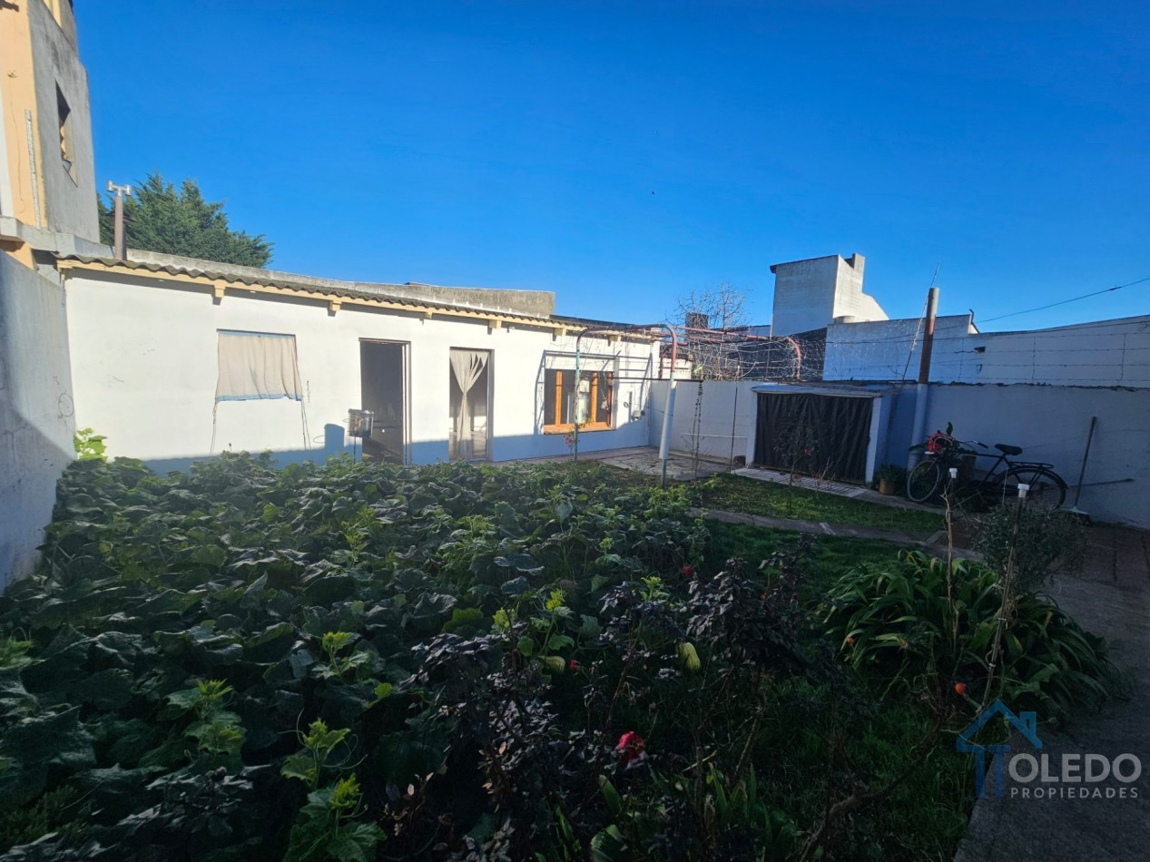Casa de 2 dormitorios con patio y amplio espacio independiente al fondo sobre lote de 250 m