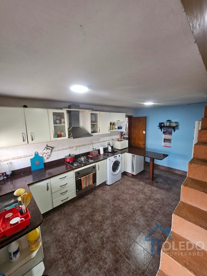 Casa de 4 dormitorios en dos plantas con cochera doble, patio, terraza y balcon en venta