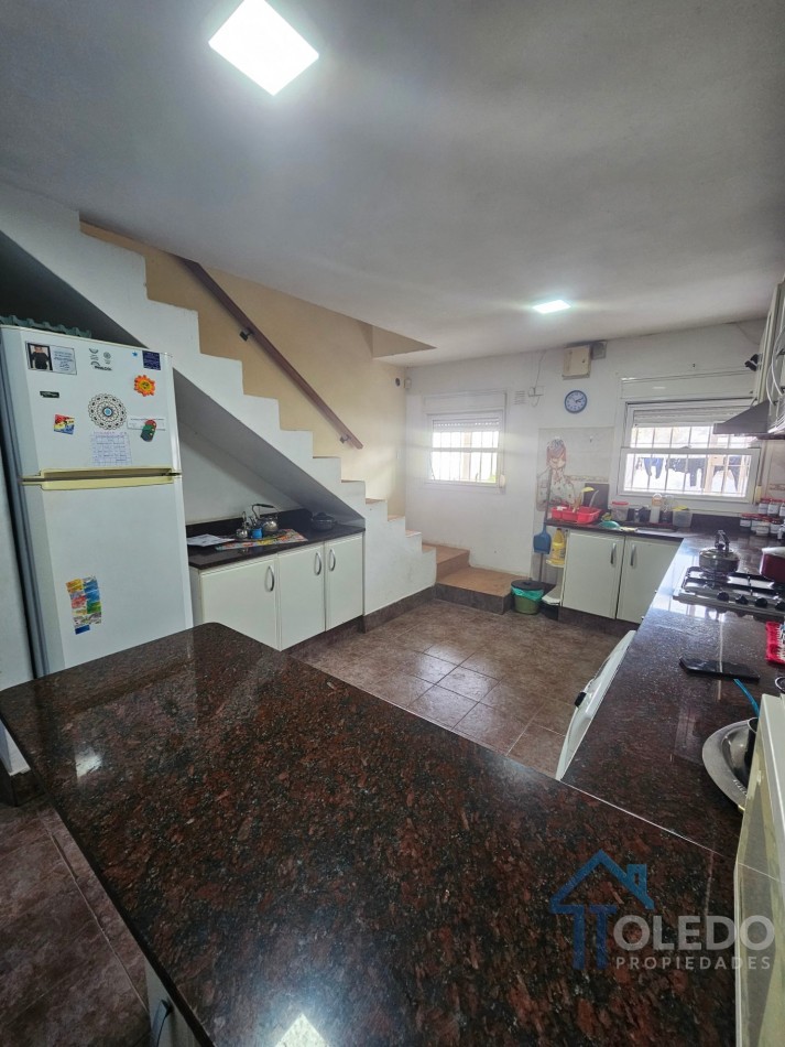 Casa de 4 dormitorios en dos plantas con cochera doble, patio, terraza y balcon en venta