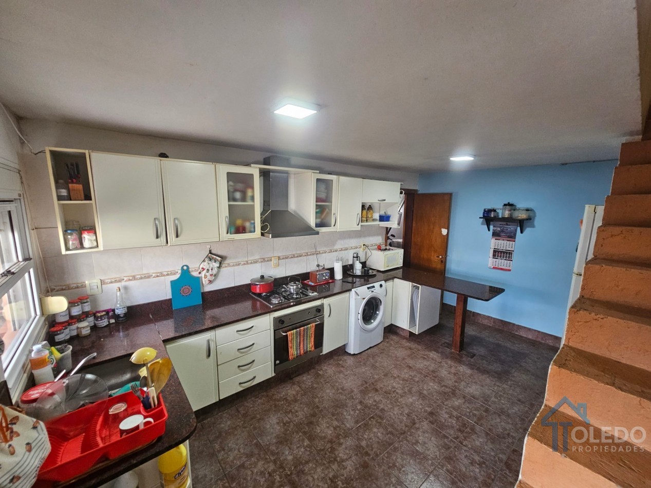 Casa de 4 dormitorios en dos plantas con cochera doble, patio, terraza y balcon en venta