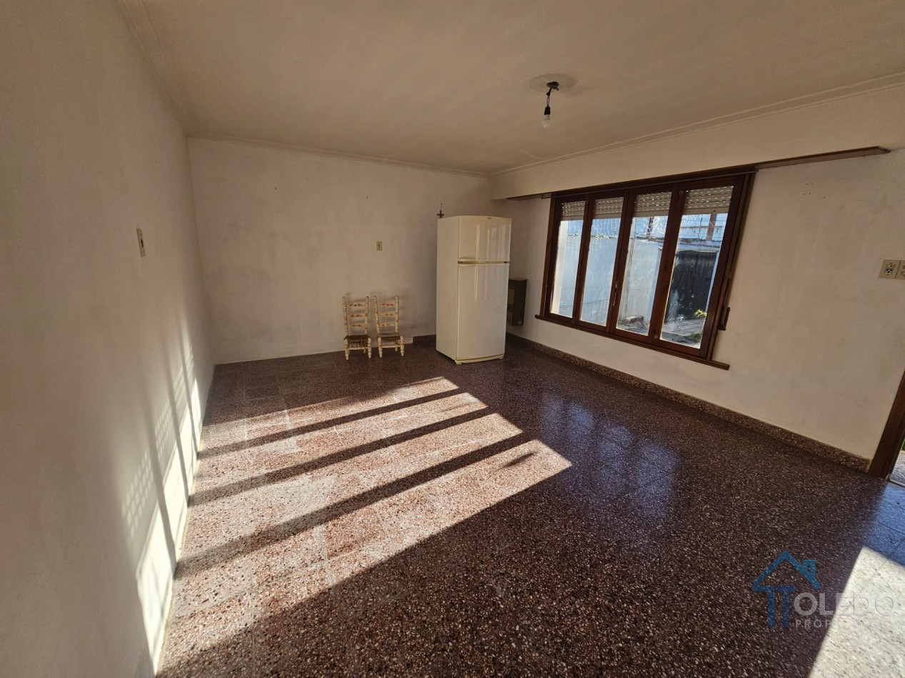 Casa de 2 dormitorios con patio y amplio espacio independiente al fondo sobre lote de 250 m
