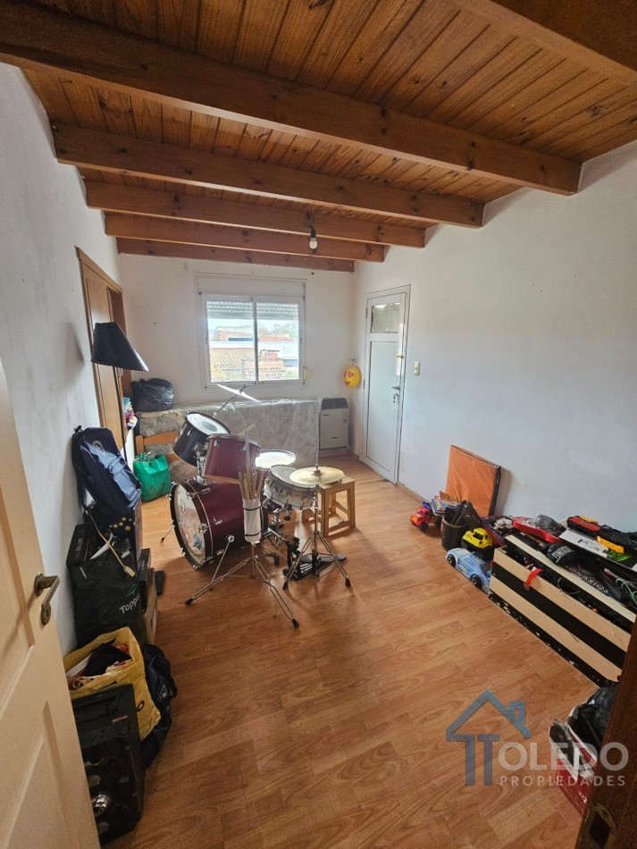 Casa de 4 dormitorios en dos plantas con cochera doble, patio, terraza y balcon en venta