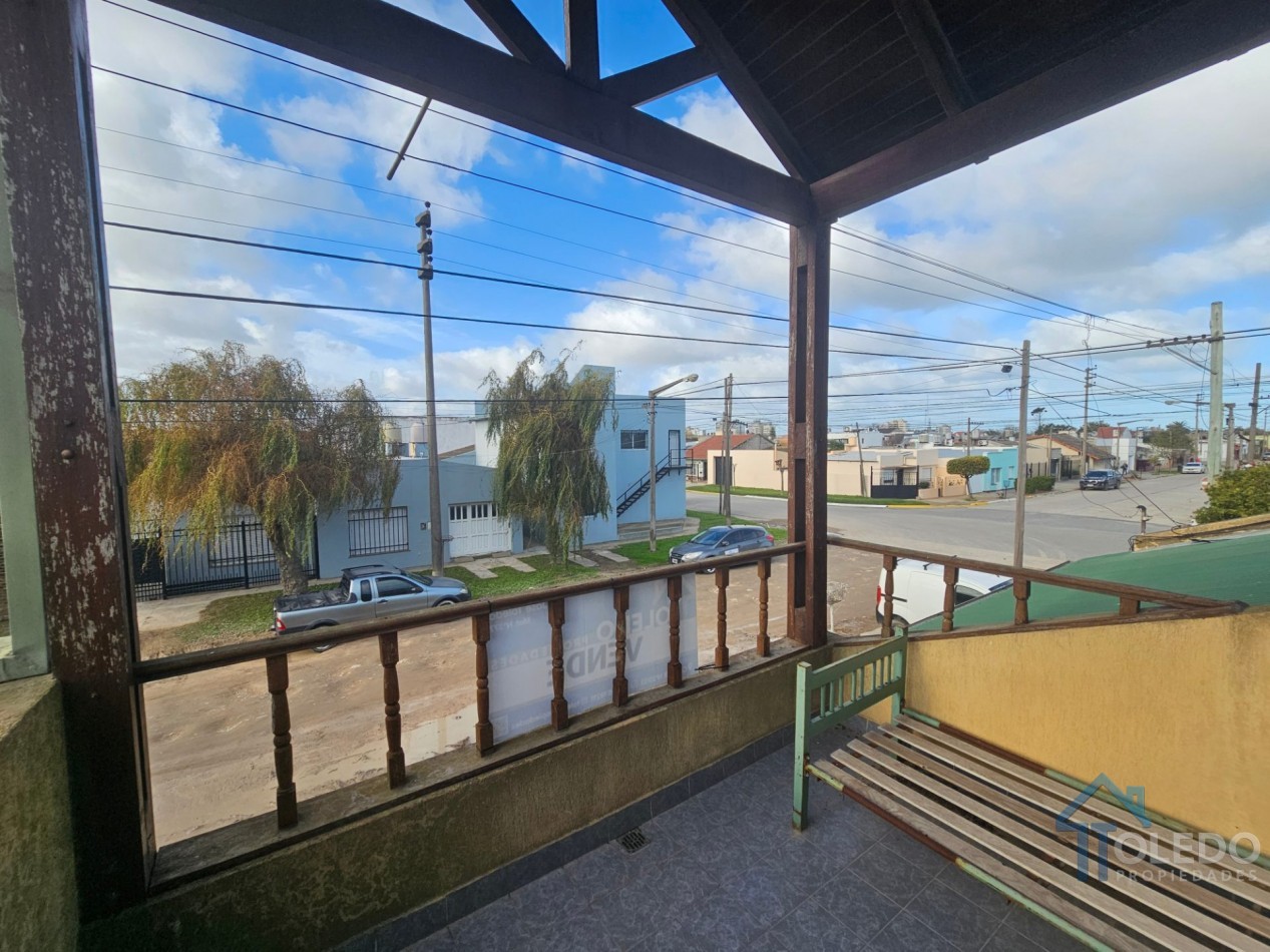 Casa de 4 dormitorios en dos plantas con cochera doble, patio, terraza y balcon en venta