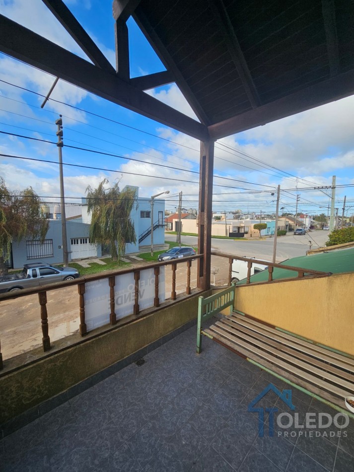 Casa de 4 dormitorios en dos plantas con cochera doble, patio, terraza y balcon en venta