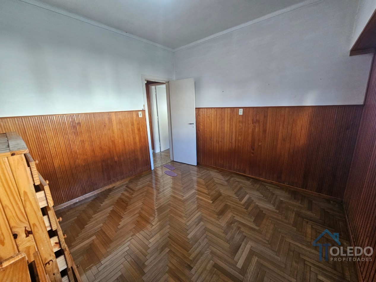 Casa de 2 dormitorios con patio y amplio espacio independiente al fondo sobre lote de 250 m