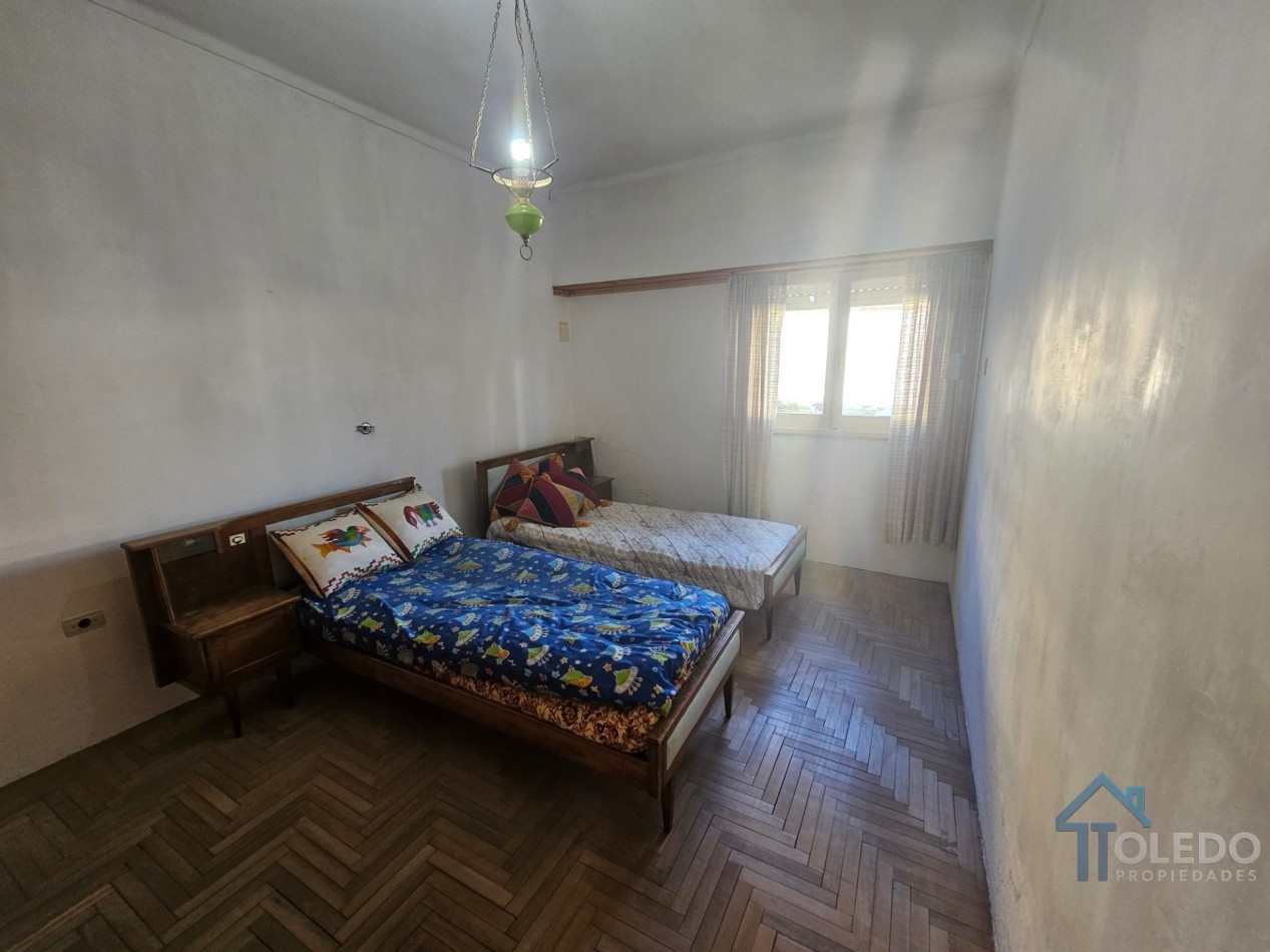 Casa de 2 dormitorios con patio y amplio espacio independiente al fondo sobre lote de 250 m
