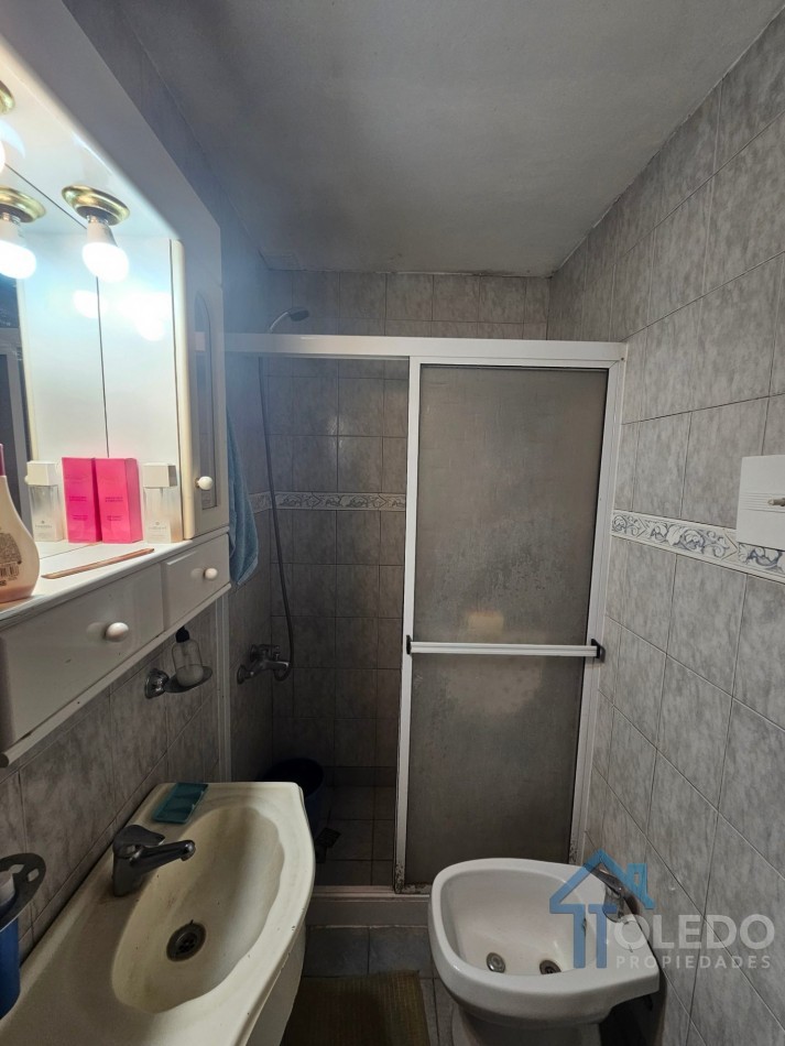 Casa de 4 dormitorios en dos plantas con cochera doble, patio, terraza y balcon en venta