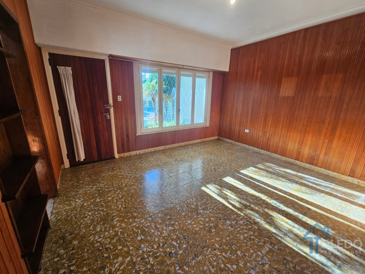 Casa de 2 dormitorios con patio y amplio espacio independiente al fondo sobre lote de 250 m
