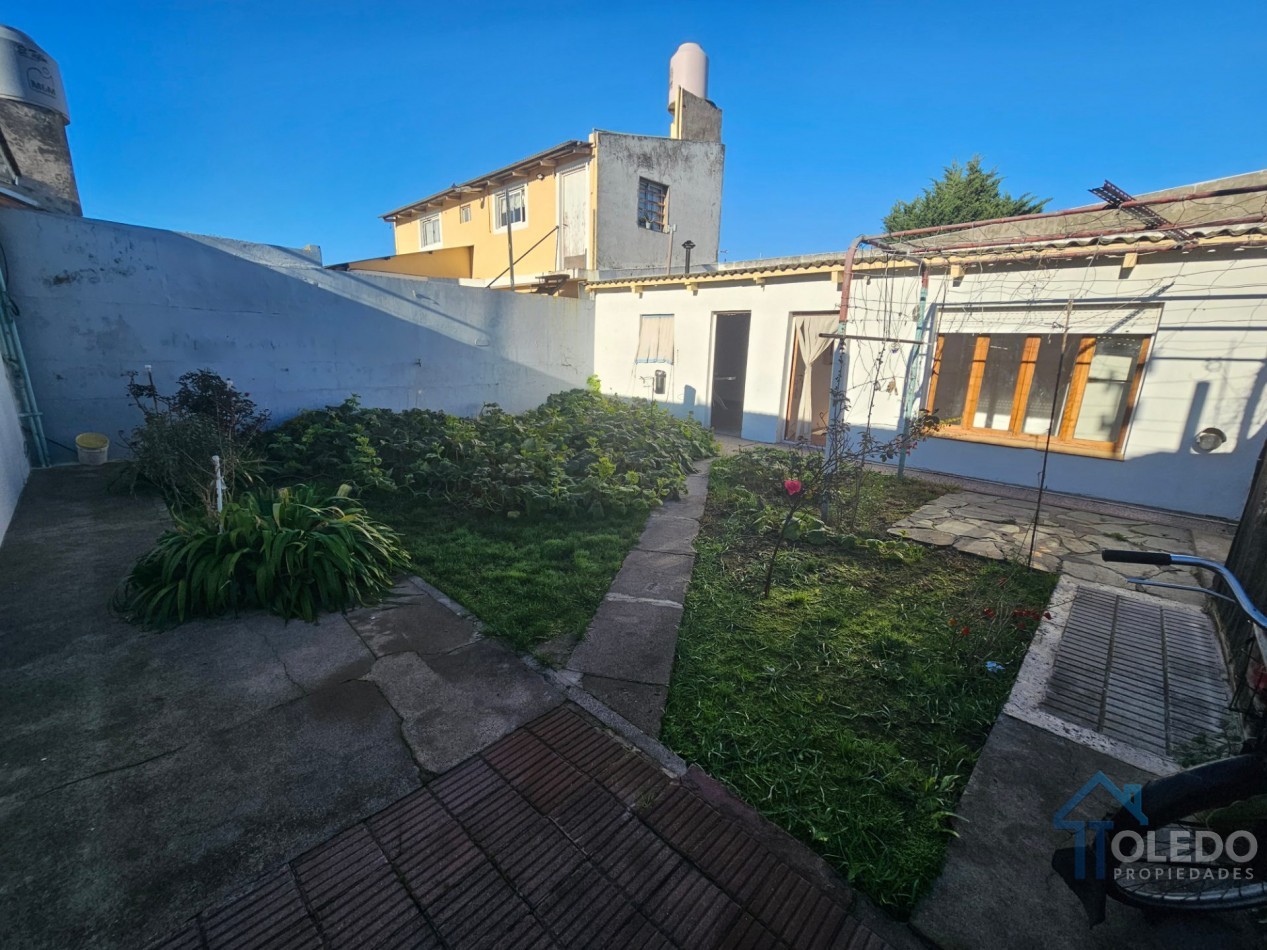 Casa de 2 dormitorios con patio y amplio espacio independiente al fondo sobre lote de 250 m
