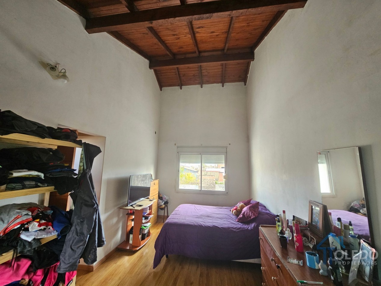 Casa de 4 dormitorios en dos plantas con cochera doble, patio, terraza y balcon en venta