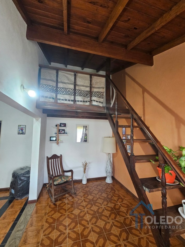 Casa de 4 dormitorios en dos plantas con cochera doble, patio, terraza y balcon en venta
