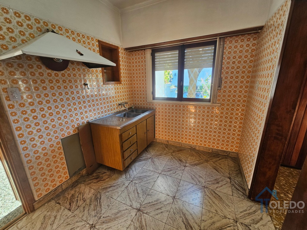 Casa de 2 dormitorios con patio y amplio espacio independiente al fondo sobre lote de 250 m