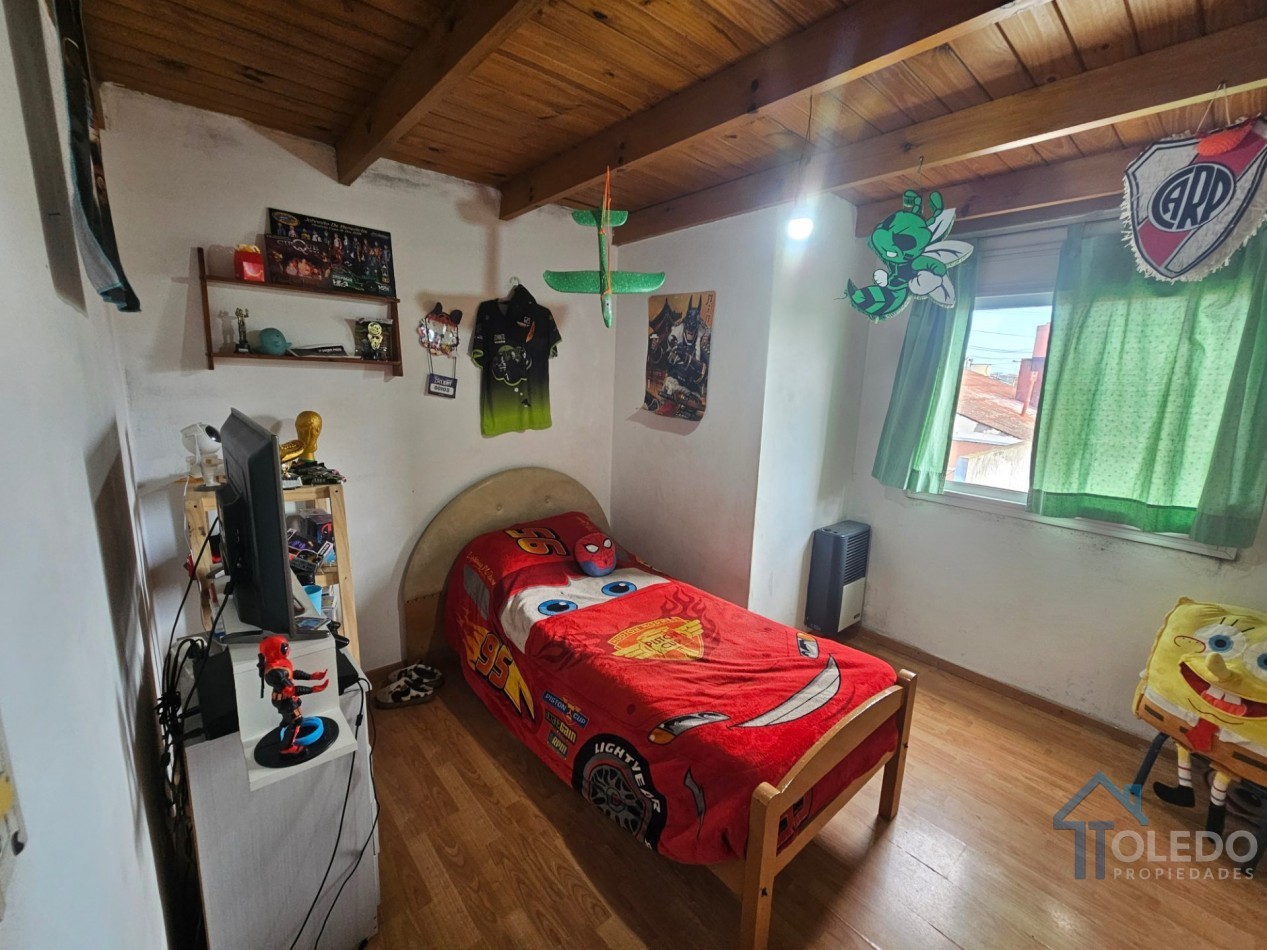 Casa de 4 dormitorios en dos plantas con cochera doble, patio, terraza y balcon en venta