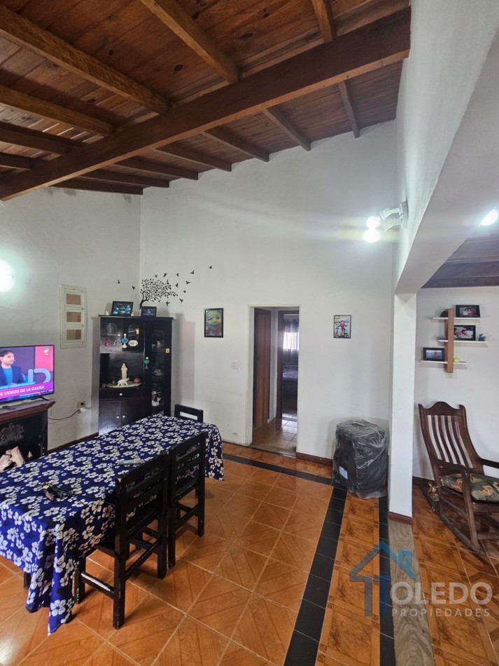 Casa de 4 dormitorios en dos plantas con cochera doble, patio, terraza y balcon en venta