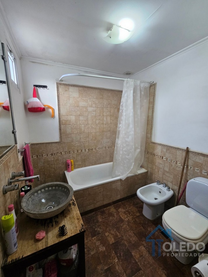 Casa de 4 dormitorios en dos plantas con cochera doble, patio, terraza y balcon en venta