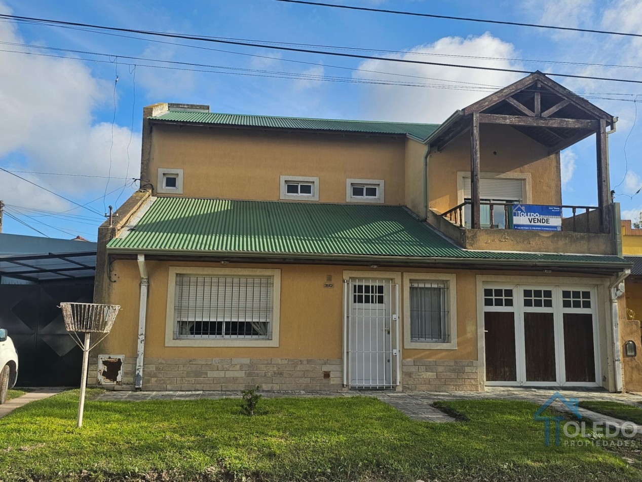 Casa de 4 dormitorios en dos plantas con cochera doble, patio, terraza y balcon en venta