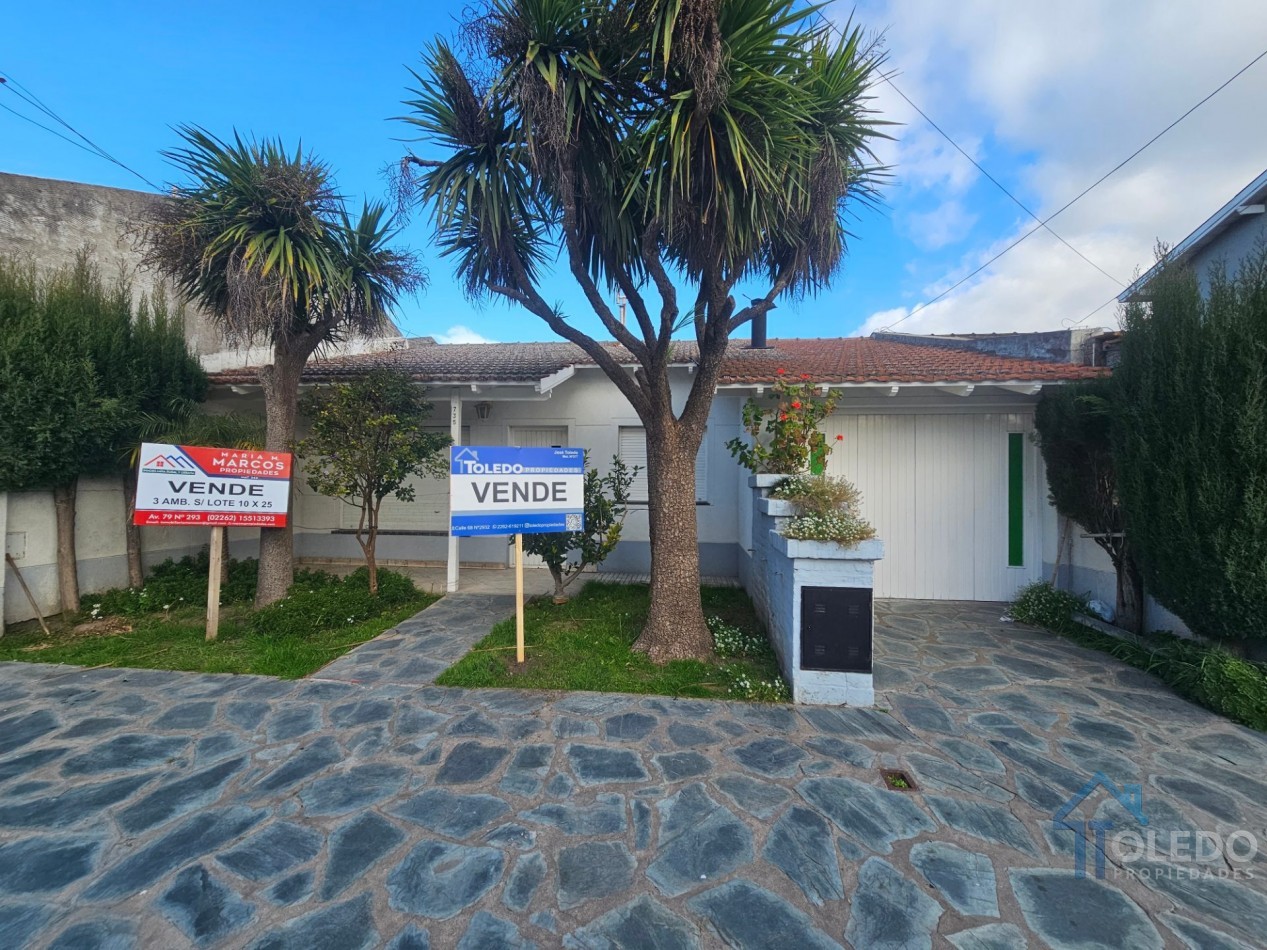 Casa de 2 dormitorios con patio y amplio espacio independiente al fondo sobre lote de 250 m
