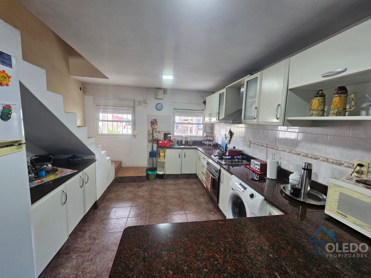 Casa de 4 dormitorios en dos plantas con cochera doble, patio, terraza y balcon en venta