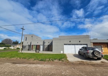 Casa en esquina con amplio garage-quincho | Zona Toledo