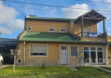 Casa de 4 dormitorios en dos plantas con cochera doble, patio, terraza y balcon en venta