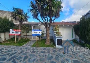 Casa de 2 dormitorios con patio y amplio espacio independiente al fondo sobre lote de 250 m